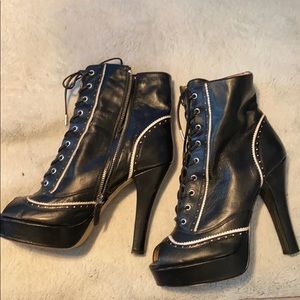 💕Betsy Johnson💕 Peekaboo Toe Leather Boots.